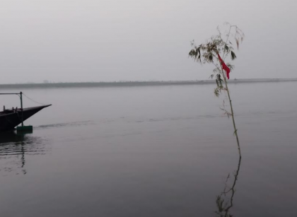 কাজিপুরে নদীর বুকে জেগে ওঠা চর দখল করে অবৈধ জাল দিয়ে মাছ শিকার