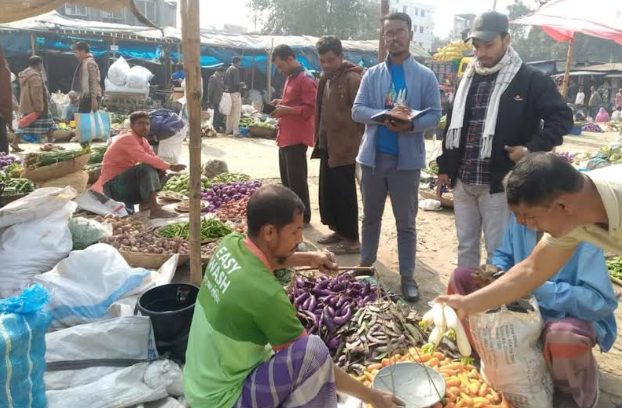 বগুড়ায় বৈষম্য বিরোধী ছাত্র-জনতা প্রতিনিধিদের বাজার পরিদর্শন