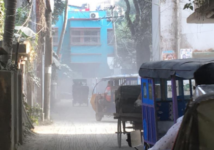 নরসিংদীর রায়পুরার সড়কটি ধুলাবালির অভিশাপে বিপর্যস্ত, হুমকির মুখে জনস্বাস্থ্য