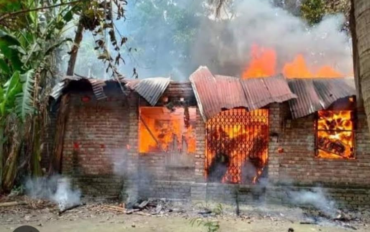 পলাশবাড়ীতে ইউপি সদস্যের বাড়ীতে অগ্নিসংযোগ 