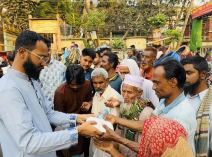 খালেদা জিয়ার আশু রোগমুক্তি কামনায়
বগুড়ায় ছাত্রদল নেতার ইফতার বিতরণ
