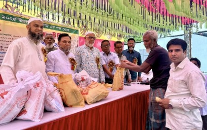 বগুড়ায় স্বর্ণগ্রামের ঈদ উপহার 
পেলেন ৩ শতাধিক অসহায় মানুষ 
