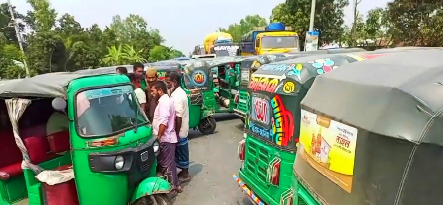 নন্দীগ্রামে হাইওয়ে থানার সামনে সিএনজি চালকদের মহাসড়ক অবরোধ