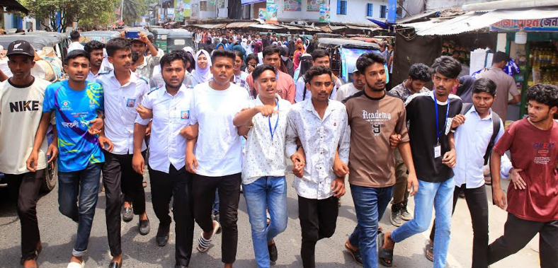 এইচএসসি পরীক্ষা কেন্দ্র পরিবর্তনের দাবিতে গাবতলীতে শিক্ষার্থীদের বিক্ষোভ