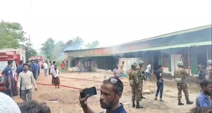 কলাপাড়ায় আধিপত্য বিস্তার ও শ্রমিক সরবরাহ বিরোধে ব্যবসা প্রতিষ্ঠানে আগুন, ক্ষয়ক্ষতি প্রায় ১ কোটি টাকা