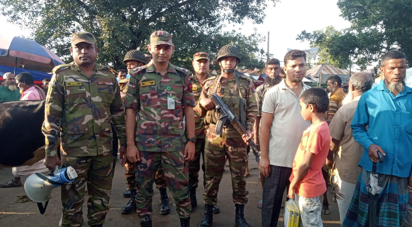 রংপুরের তারাগঞ্জে যৌথ বাহিনীর অভিযানে চাঁদাবাজ ও ফুটপাত দখলমুক্ত