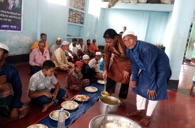 বগুড়ায় তৃণমূল দলের আয়োজনে মাদ্রাসা শিক্ষার্থীদের মধ্যাহ্ন ভোজ