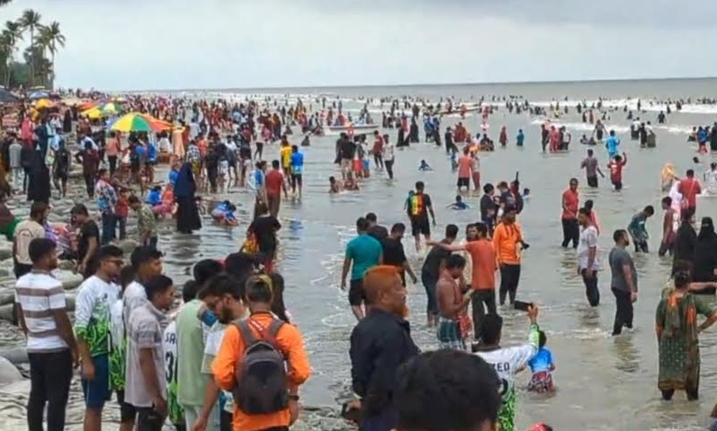 সাগরকন্যা কুয়াকাটা: পর্যটকে ভরে উঠেছে বেলাভূমি