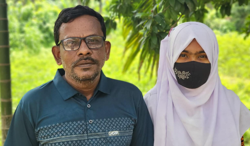 বাবা-মেয়ে একসঙ্গে দিচ্ছেন এইচএসসি পরীক্ষা