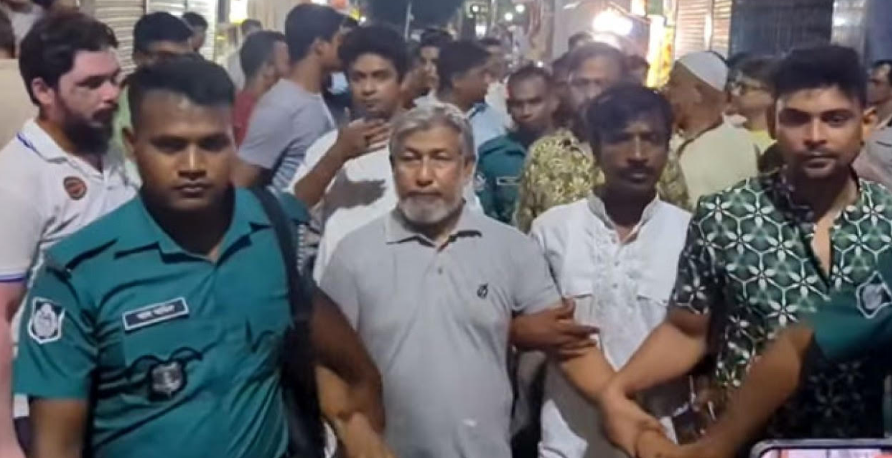 রাজশাহীতে  আওয়ামী লীগ নেতাকে পুলিশে দিলেন বিএনপিকর্মীরা