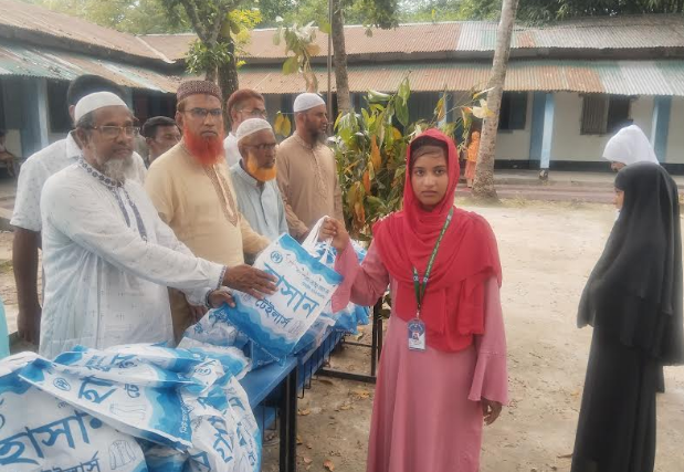 জয়পুরহাটে পুর ফাজিল মাদ্রাসার শিক্ষার্থীদের মাঝে গাছ ও ইউনিফর্ম বিতরণ