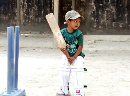 কুড়িগ্রামে তিন বছরের শিশু ইসা ক্রিকেট খেলে তাক লাগিয়েছে দর্শকদের