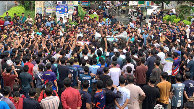 তিন দফা দাবিতে রুয়েট শিক্ষার্থীদের সড়ক অবরোধ
