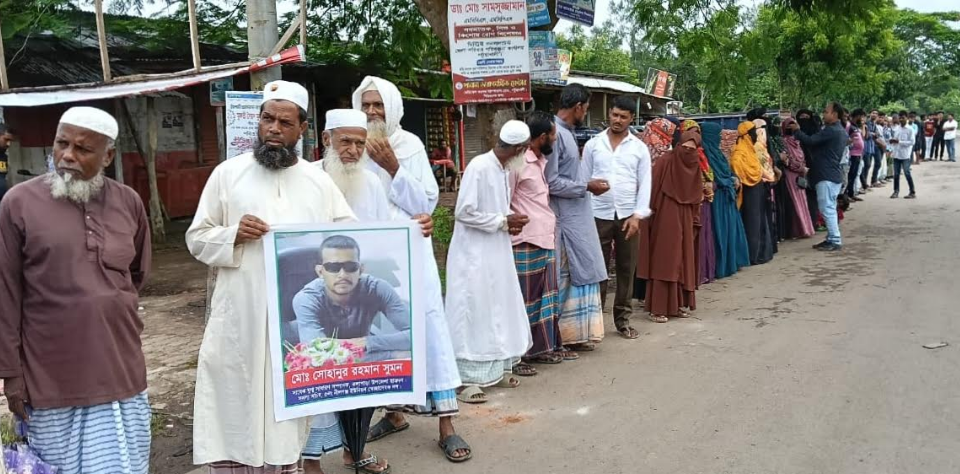 কলাপাড়ায় স্বেচ্ছাসেবক দল নেতা সুমনের পদ স্থগিতের প্রতিবাদে মানববন্ধন