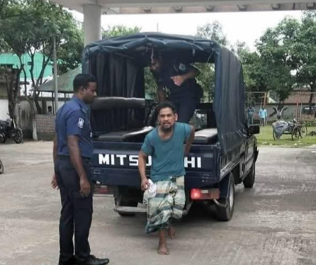 বগুড়ার শাজাহানপুরে চাঁদাবাজির অভিযোগে পুলিশ কনস্টেবল আটক