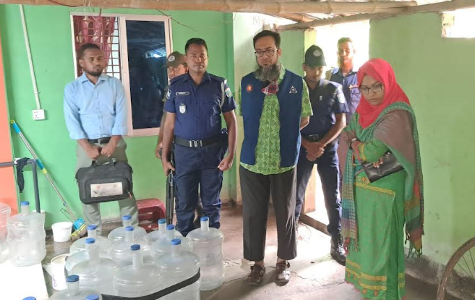 চারঘাটে বিএসটিআই’র অভিযানে ভেজাল পানি উৎপাদনকারীকে জরিমানা