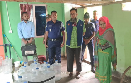চারঘাটে বিএসটিআই’র অভিযানে ভেজাল পানি উৎপাদনকারীকে জরিমানা