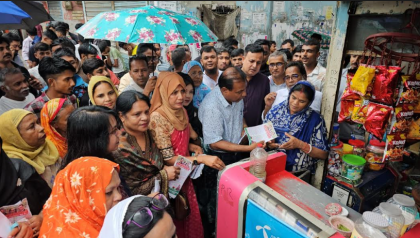 বগুড়ায় বিএনপির ঘোষিত ৩১ দফার লিফলেট বিতরণ