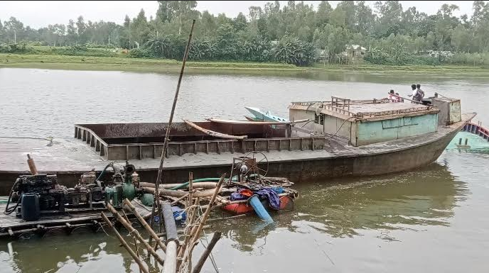 রায়গঞ্জের ফুলজোর নদীতে অবৈধ বালু উত্তোলন: ভ্রাম্যমাণ আদালতে দুই লাখ টাকা জরিমানা
