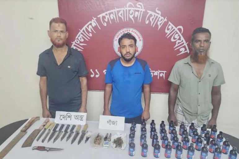 বগুড়ায় সেনা অভিযানে মাদক ও দেশীয় অস্ত্রসহ গ্রেপ্তার ৫