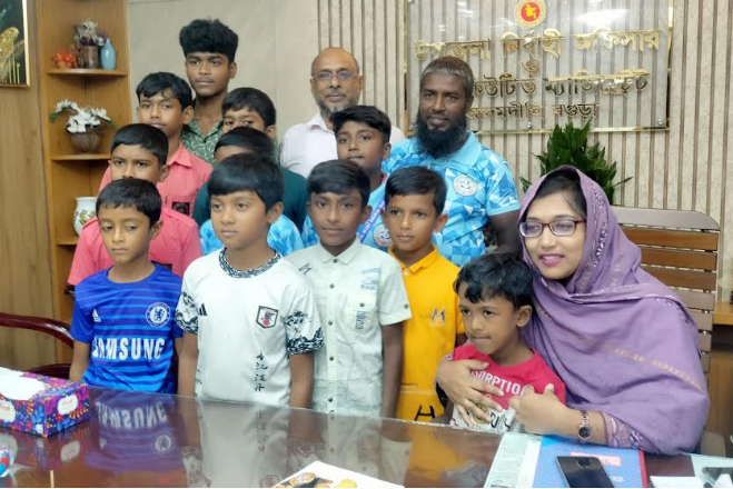 আদমদীঘির ইয়েস কার্ড পাওয়া ক্ষুদে সাঁতারুদের ইউএনও’র সংবর্ধনা