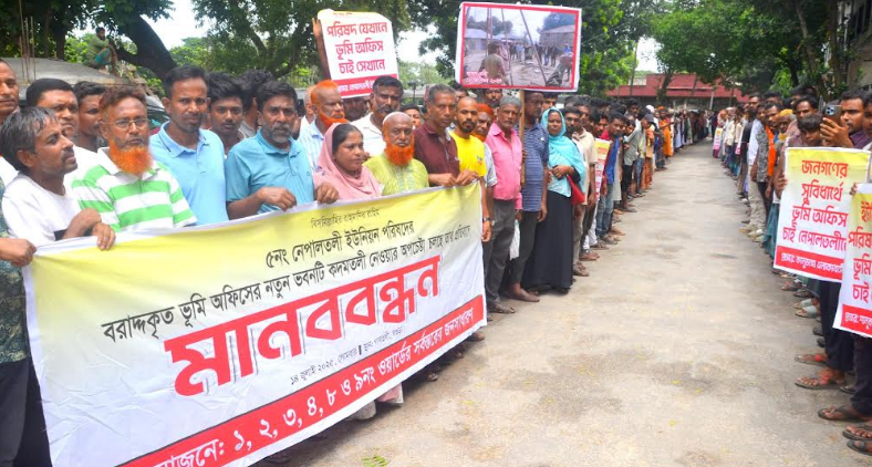 বগুড়ায় ভূমি অফিস সরিয়ে নেওয়ার অপচেষ্টার প্রতিবাদে মানববন্ধন স্মারকলিপি প্রদান