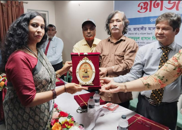 ‎“কবিতা সাহিত্য গ্রুপ” সম্মাননা পেলেন বগুড়ার কবি ফাতেমা ইয়াসমিন