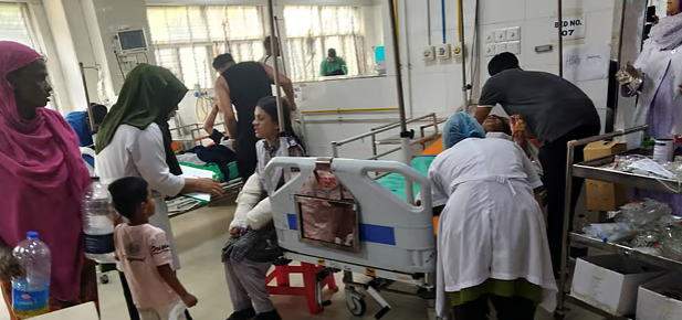 উত্তরা এলাকায় বাংলাদেশ বিমানবাহিনীর প্রশিক্ষণ বিমান বিধ্বস্ত, আহতদের হাসপাতালে ভর্তি
