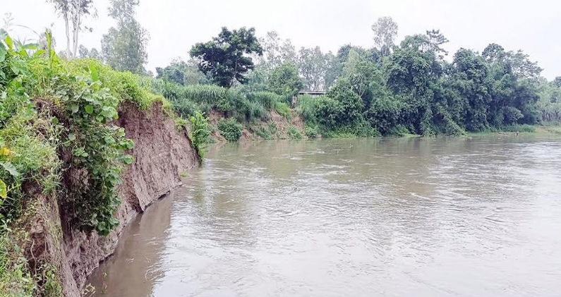 বগুড়ায় নদীভাঙনের তীব্রতা বাড়ছে: কবরস্থান, মসজিদ ও শিক্ষাপ্রতিষ্ঠান হুমকিতে