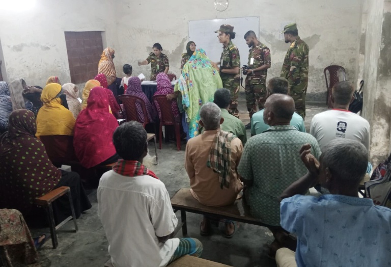 জয়পুরহাটে সেনাবাহিনীর বিনামূল্যে
চিকিৎসাসেবা ও ঔষধ সামগ্রী বিতরণ 