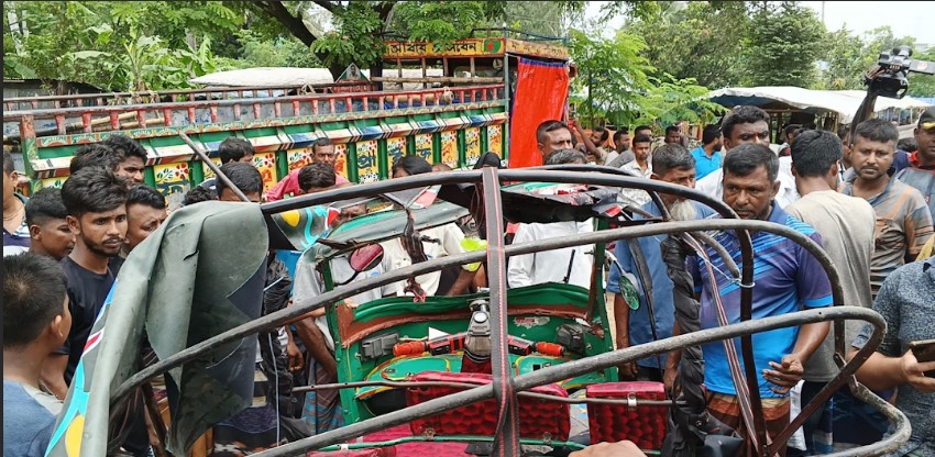 বগুড়া-নাটোর মহাসড়কে মৃত্যুর মিছিল: নন্দীগ্রামে কাভার্ডভ্যান-সিএনজি সংঘর্ষে নিহত ২, আহত ৫