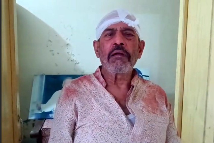 পাবনায় সাবেক অধ্যাপকের ওপর হামলা, মুখ চেপে ধরে ছুরিকাঘাত