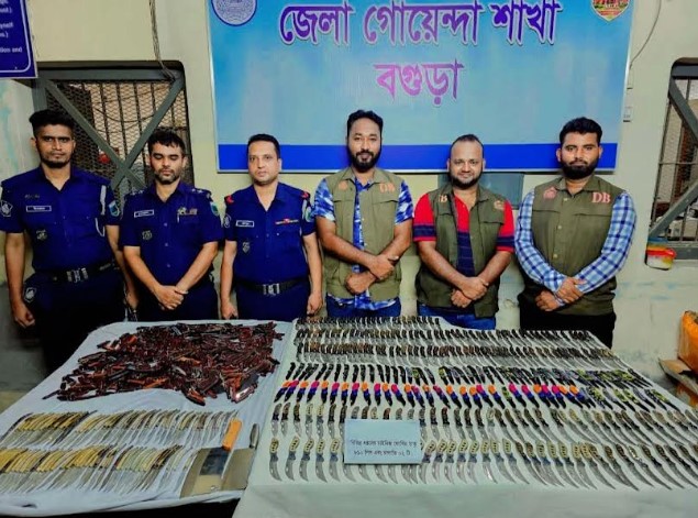 বগুড়ায় বিশেষ অভিযানে ৮১০টি চায়নিজ ফোল্ডিং চাকু ও দুটি চাপাতি উদ্ধার