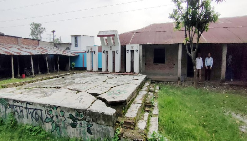 রাণীনগরে শ্রেণিকক্ষ সংকটে নাকাল পালশা কৃষ্ণপুর উচ্চ বিদ্যালয়
