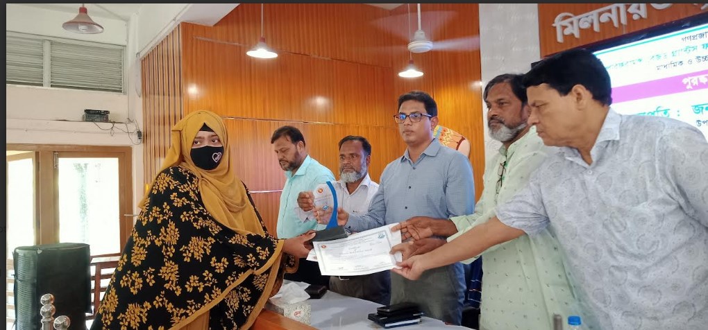 লালপুরে কৃতি শিক্ষার্থীদের মাঝে পুরস্কার বিতরণ