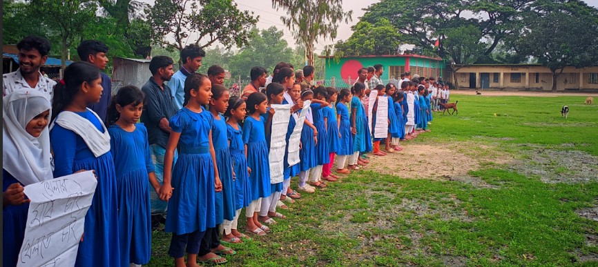 নন্দীগ্রামে বিদ্যালয়ের মাঠে বেড়া দিয়ে জবর দখলের প্রতিবাদে ছাত্র-ছাত্রীদের মানববন্ধন 