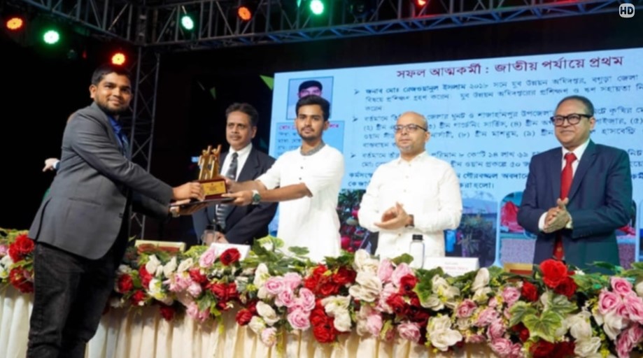 উপহাস উপেক্ষা করে জাতীয় পর্যায়ে সেরা উদ্যোক্তা বগুড়ার রেজওয়ানুল