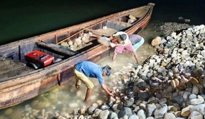 সাদা পাথর-জাফলংয়ে রোদঘেঁষা অভিযান: ১২ হাজার ঘনফুট পাথর জব্দ, ১০০ নৌকা ধ্বংস