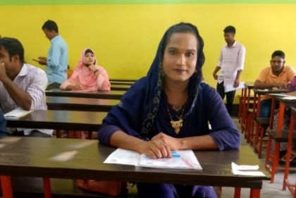 রংপুরে তৃতীয় লিঙ্গের মাহি এমএ পরীক্ষায় অংশ নিলেন