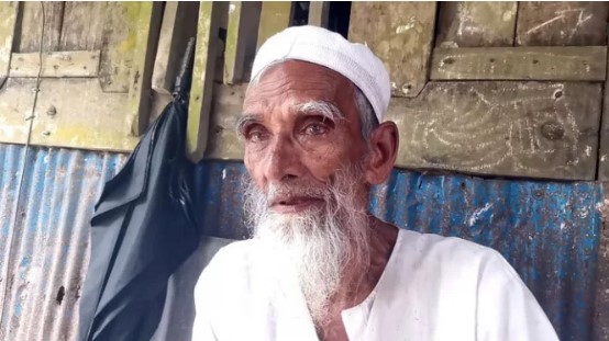 ৩৫ বছরের নারীর বাড়িতে বিয়ের দাবিতে ৭৫ বছরের বৃদ্ধের অনশন, এলাকায় চাঞ্চল্য