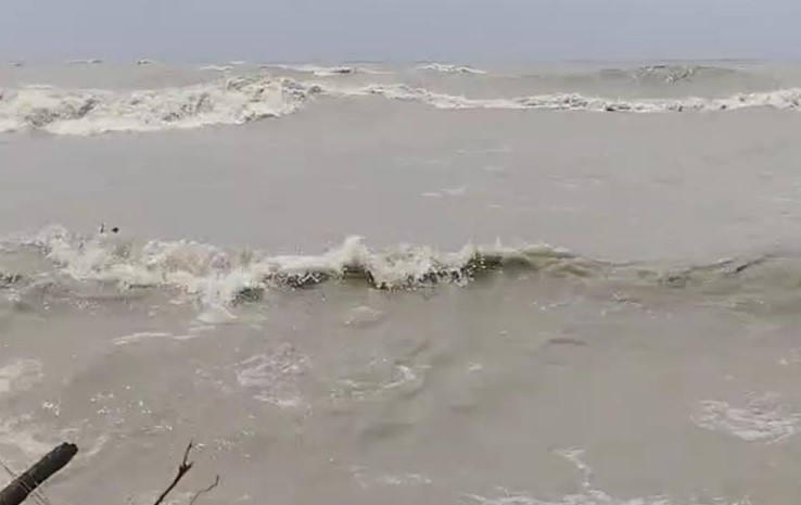 উত্তর বঙ্গোপসাগরে মেঘমালার কারনে উপকূলে বৃষ্টিপাত অব্যাহত, পায়রা বন্দরে ৩ নম্বর সতর্ক সংকেত বহাল