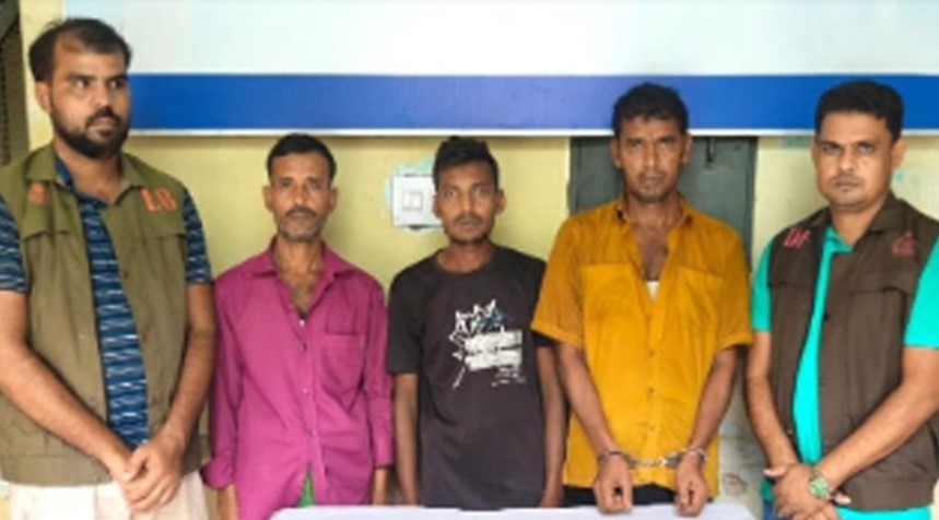 বগুড়ায় প্রতারণার মাধ্যমে আত্মসাৎ করা ট্রাকভর্তি ৫৭৭ বস্তা চাল উদ্ধার, তিনজন গ্রেফতার