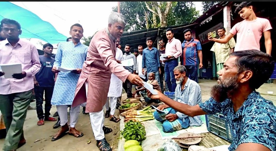 বগুড়ার সারিয়াকান্দিতে তারেক রহমানের প্রস্তাবিত ৩১ দফা সম্বলিত লিফলেট বিতরণ