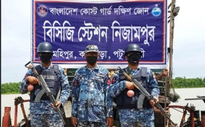 মহিপুরে তিনটি অবৈধ ট্রলিং বোট জব্দ