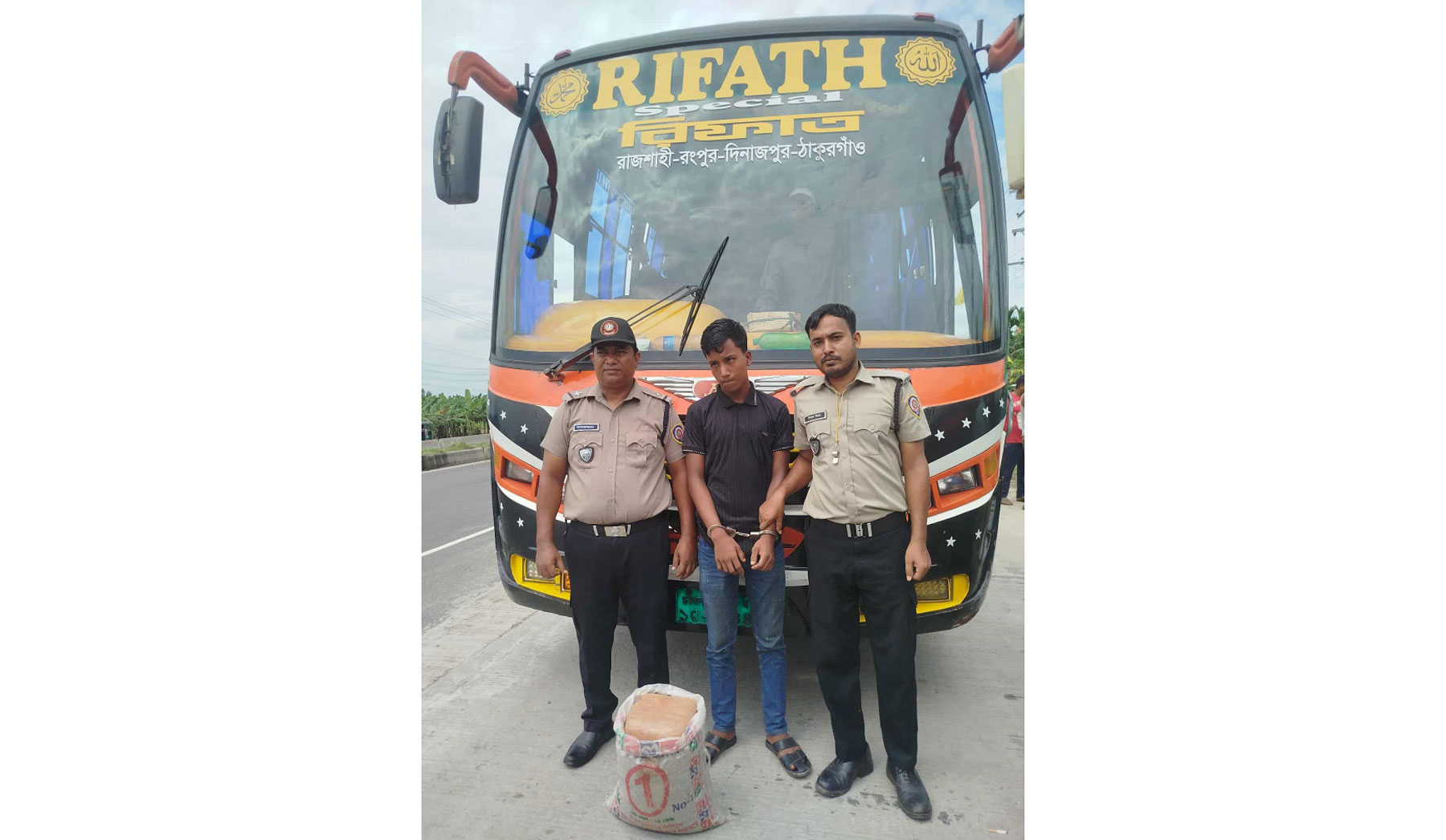 শিবগঞ্জে পুরাতন কাপড়ে লুকানো ৪ কেজি গাঁজাসহ যুবক গ্রেফতার
