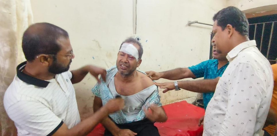 কুয়াকাটায় আইনজীবিকে পিটিয়ে ও কুপিয়ে জখম