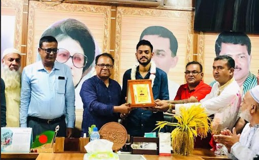 সিএসএ’র ভিপি রিফাদকে সংবর্ধনা দিলেন বিএনপি নেতা দাউদার মাহমুদ 