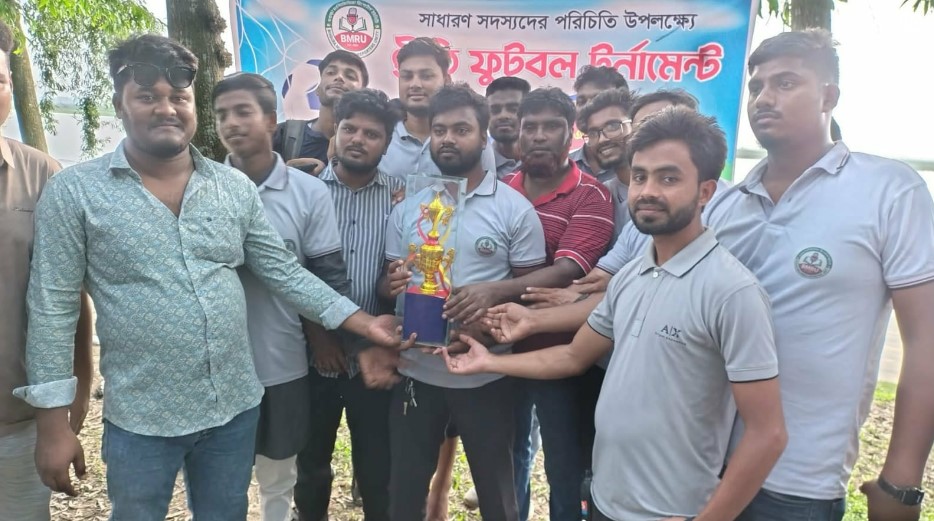 বগুড়া মাল্টিমিডিয়া রিপোর্টার্স ইউনিটির প্রীতি ফুটবল ম্যাচে চ্যাম্পিয়ন সাধারণ সম্পাদক একাদশ