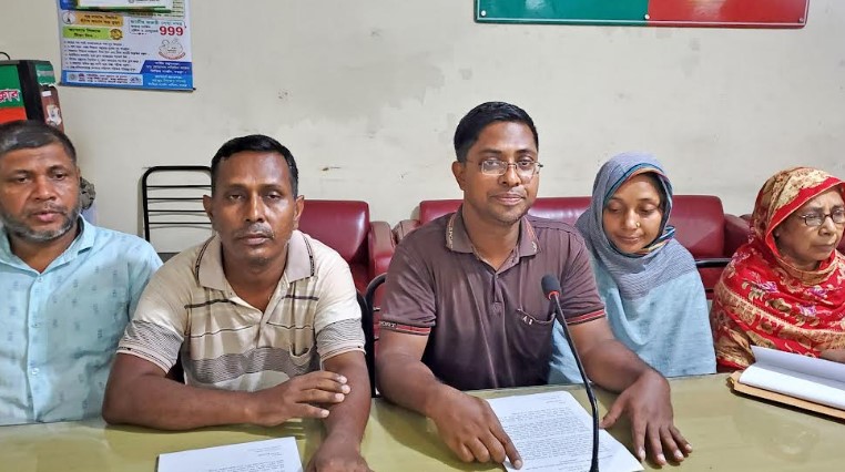 চকসূত্রাপুর পশ্চিমপাড়ায় পৌরসভার নিষেধাজ্ঞা অমান্য করে ভবন নির্মাণের প্রতিবাদে সংবাদ সম্মেলন