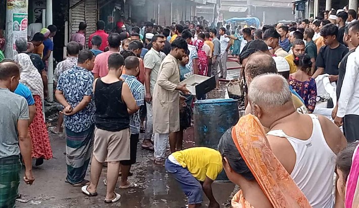 ঠাকুরগাঁও রোড বাজারে ভয়াবহ অগ্নিকাণ্ড: পুড়ে গেছে ৮টি দোকান, ক্ষতি প্রায় ৭০ লাখ টাকা।